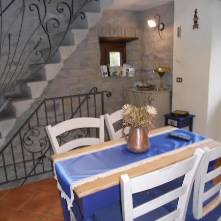 Torre Riva Dimora Storica בית נופש פיומאלבו